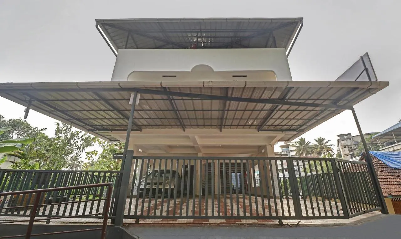 Nirupama,Hotel Aluva 700 Mtr From Aluva Railway Station Alwaye