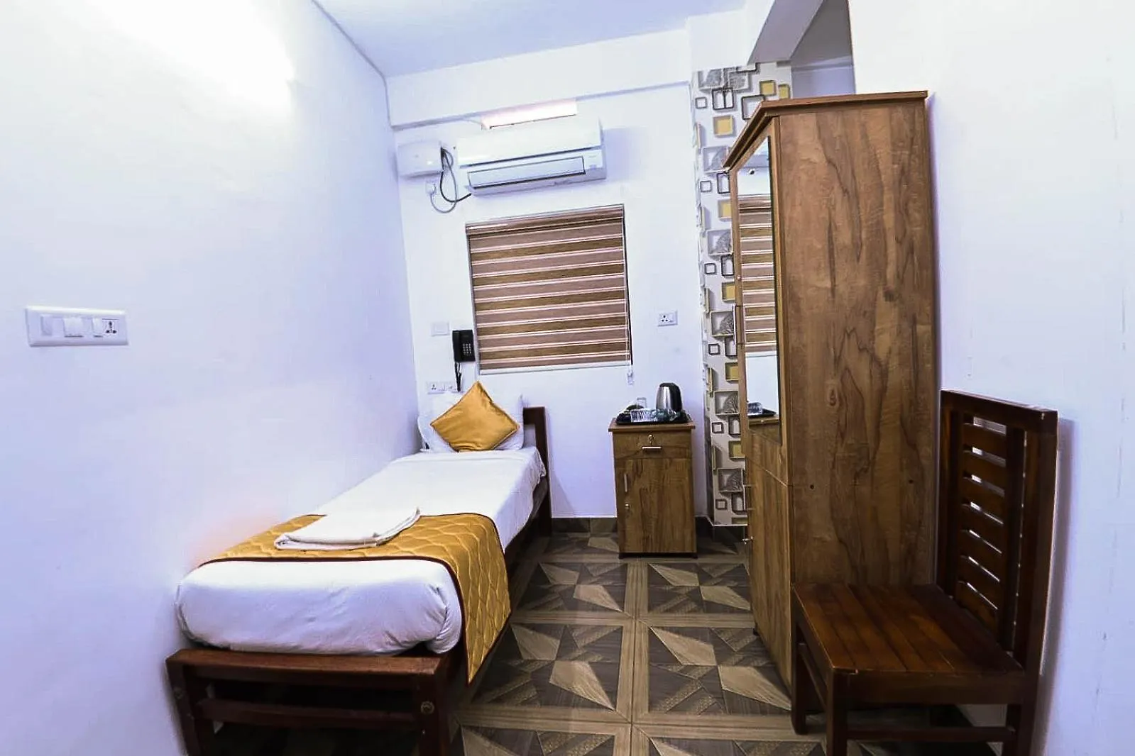 Nirupama,Hotel Aluva 700 Mtr From Aluva Railway Station Alwaye
