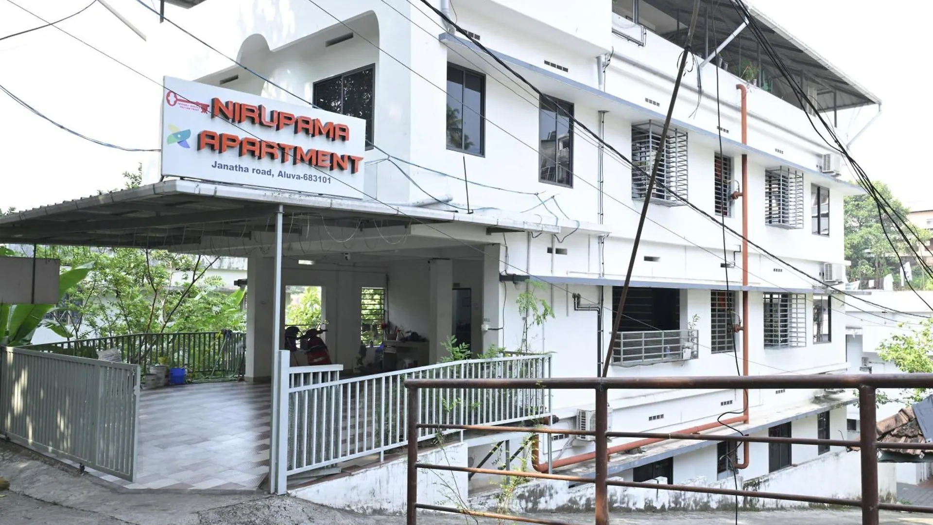 Nirupama,Hotel Aluva 700 Mtr From Aluva Railway Station Alwaye