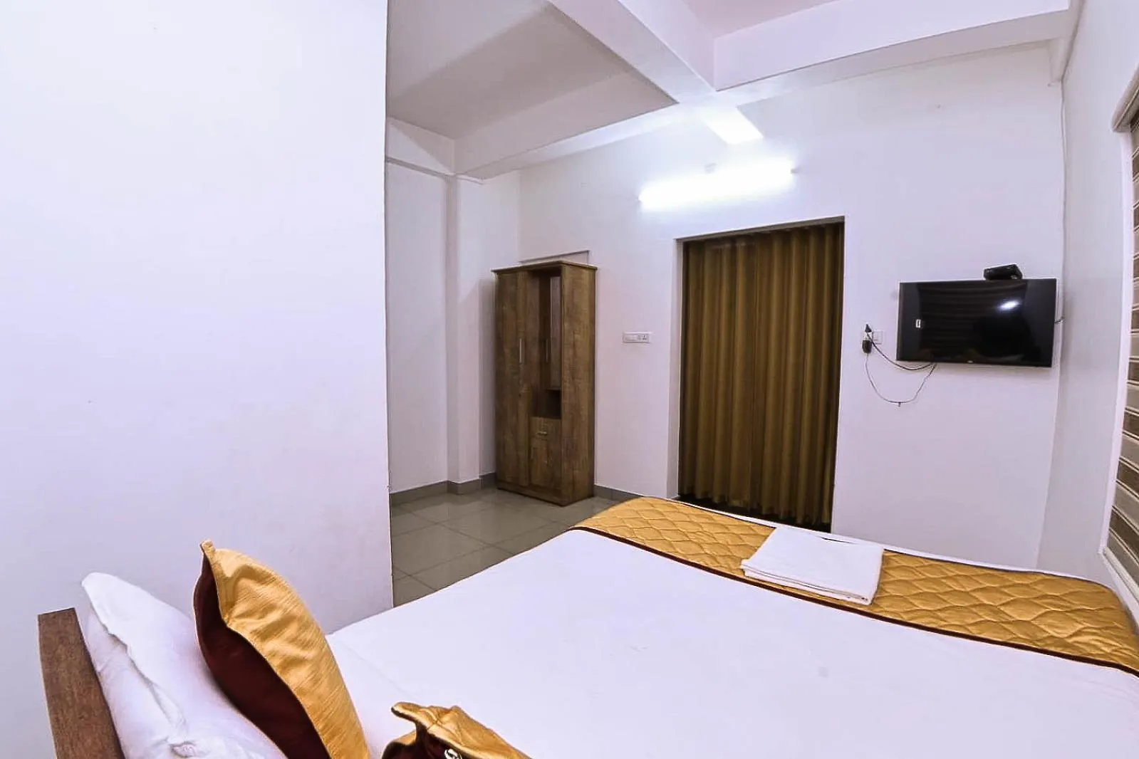 Hotel Nirupama,Hotel Aluva 700 Mtr From Aluva Railway Station Alwaye
